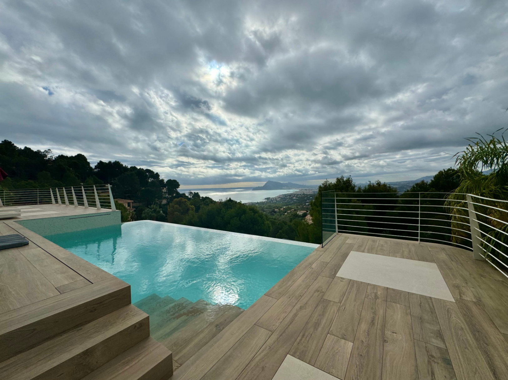 VILLA DE DISEÑO CON IMPRESIONANTES VISTAS AL MAR