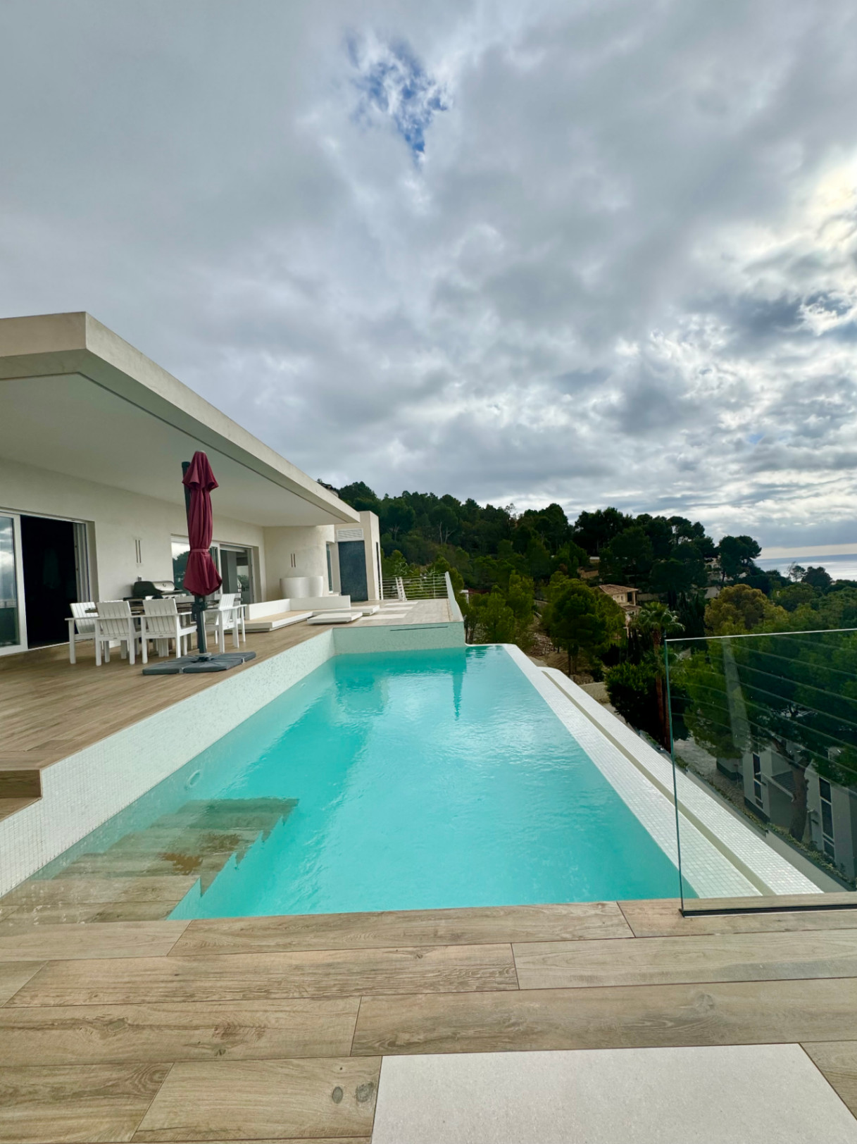 VILLA DE DISEÑO CON IMPRESIONANTES VISTAS AL MAR