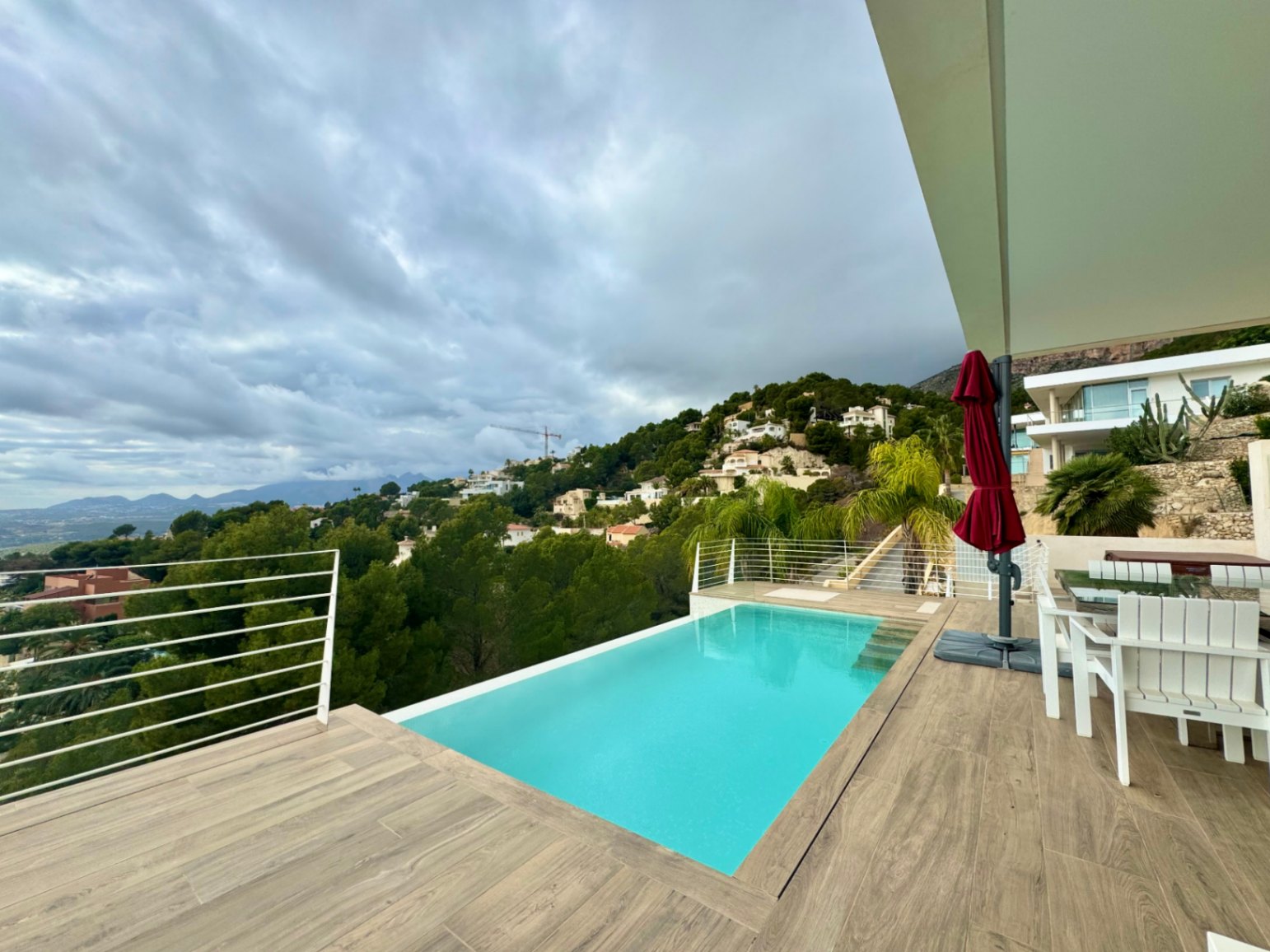 VILLA DE DISEÑO CON IMPRESIONANTES VISTAS AL MAR