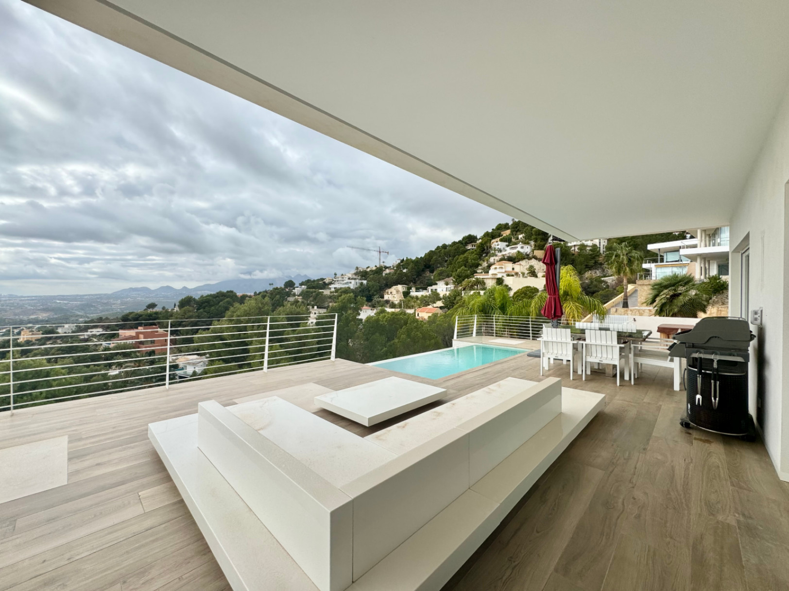 VILLA DE DISEÑO CON IMPRESIONANTES VISTAS AL MAR