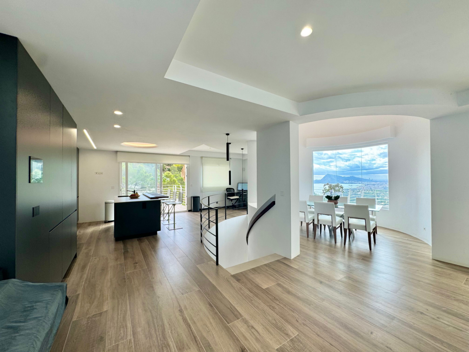 VILLA DE DISEÑO CON IMPRESIONANTES VISTAS AL MAR