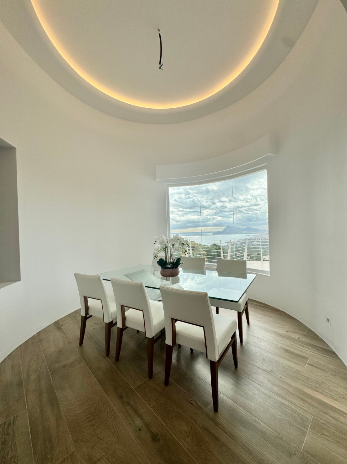 VILLA DE DISEÑO CON IMPRESIONANTES VISTAS AL MAR