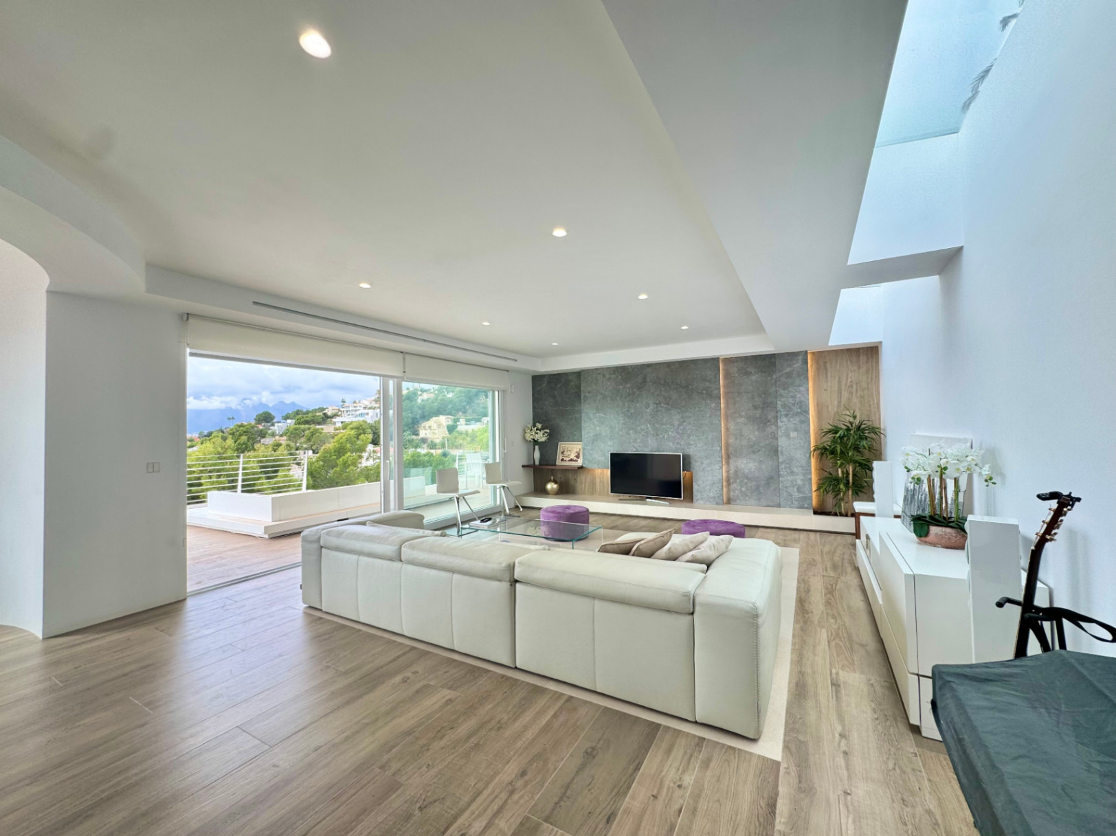 VILLA DE DISEÑO CON IMPRESIONANTES VISTAS AL MAR