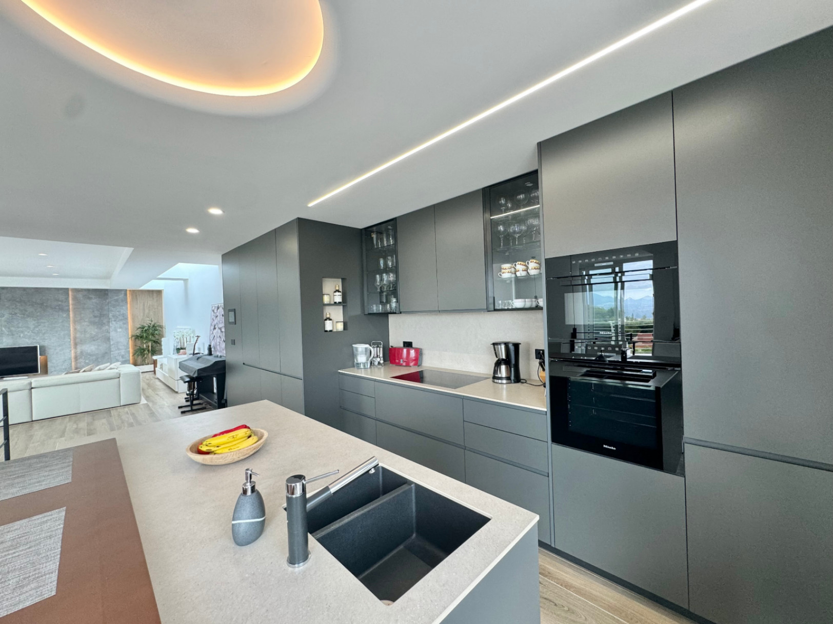 VILLA DE DISEÑO CON IMPRESIONANTES VISTAS AL MAR