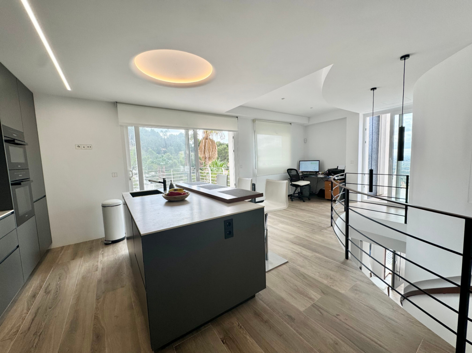 VILLA DE DISEÑO CON IMPRESIONANTES VISTAS AL MAR