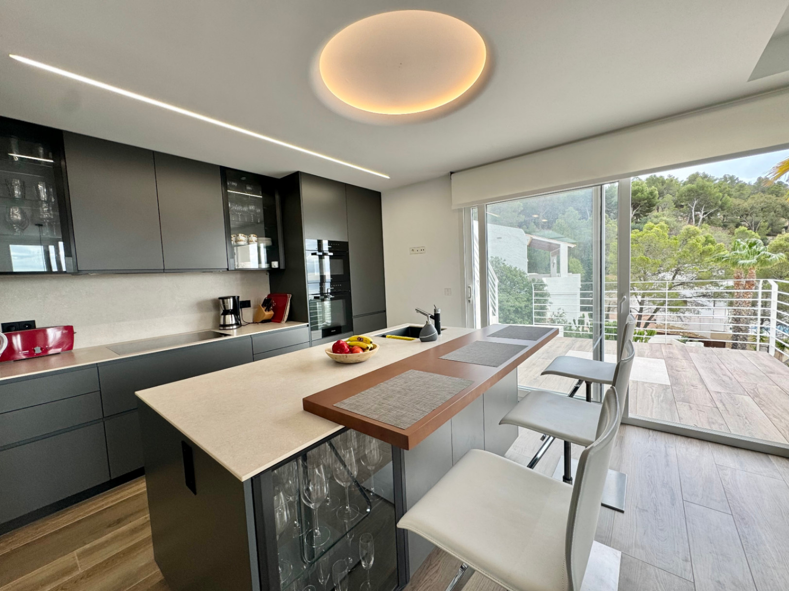 VILLA DE DISEÑO CON IMPRESIONANTES VISTAS AL MAR