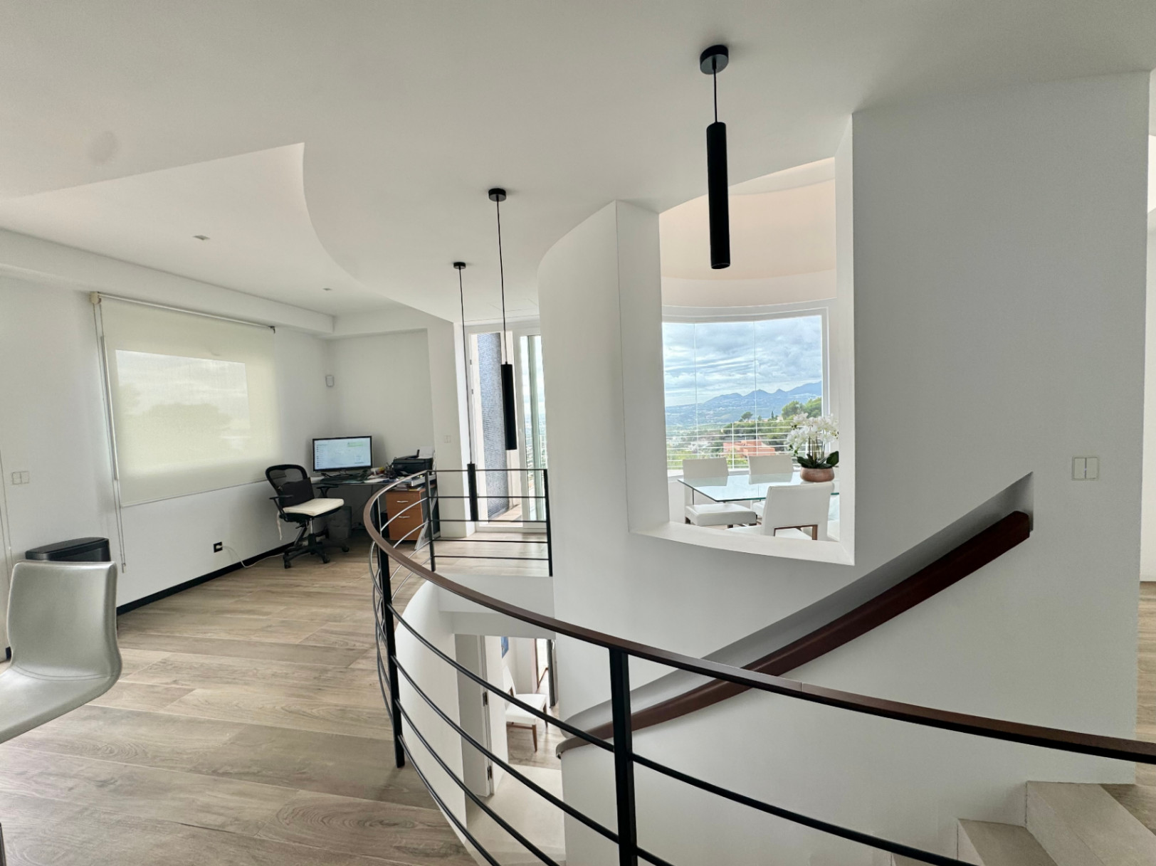VILLA DE DISEÑO CON IMPRESIONANTES VISTAS AL MAR