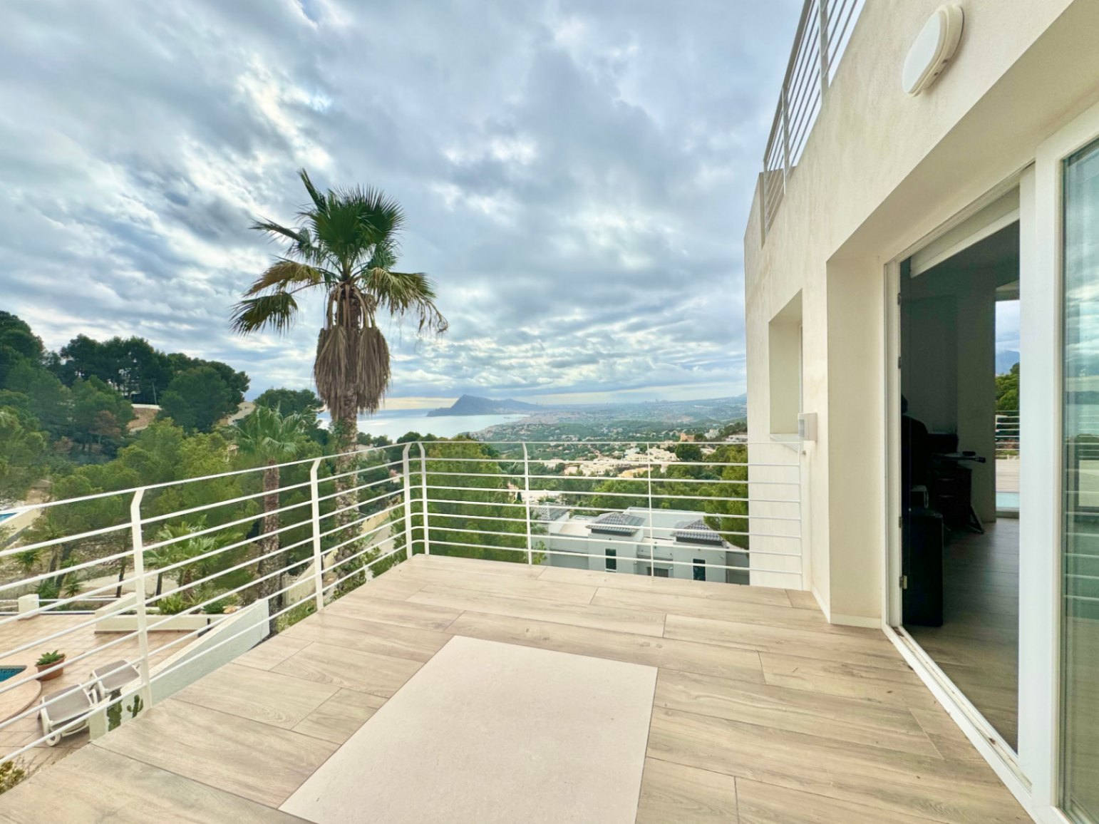 VILLA DE DISEÑO CON IMPRESIONANTES VISTAS AL MAR