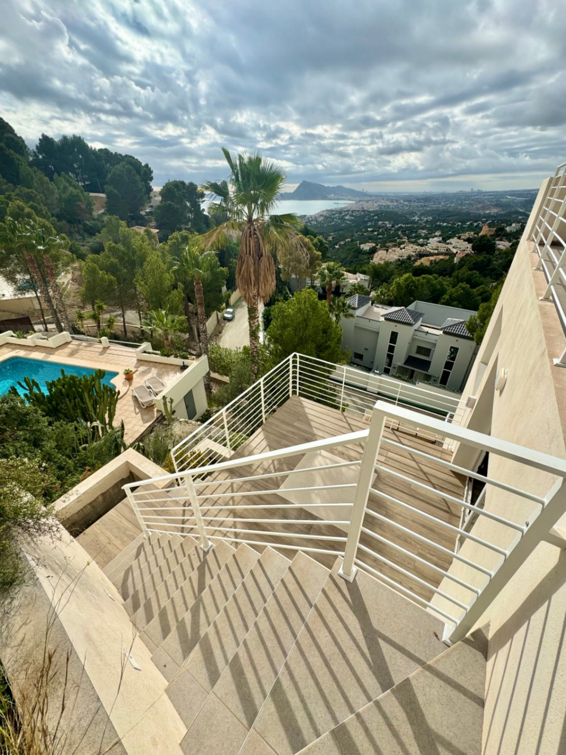 VILLA DE DISEÑO CON IMPRESIONANTES VISTAS AL MAR