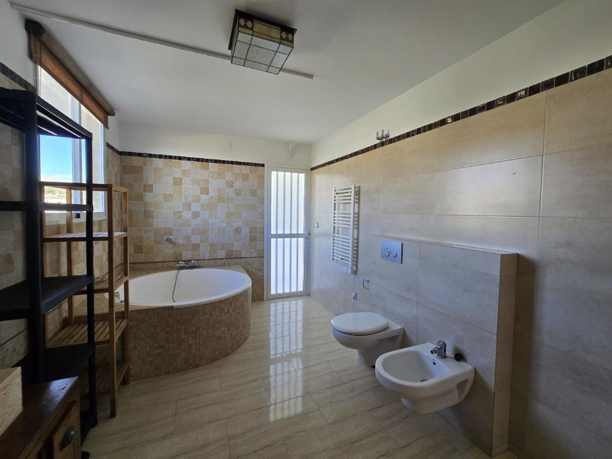 CHALET EN COVETA FUMA