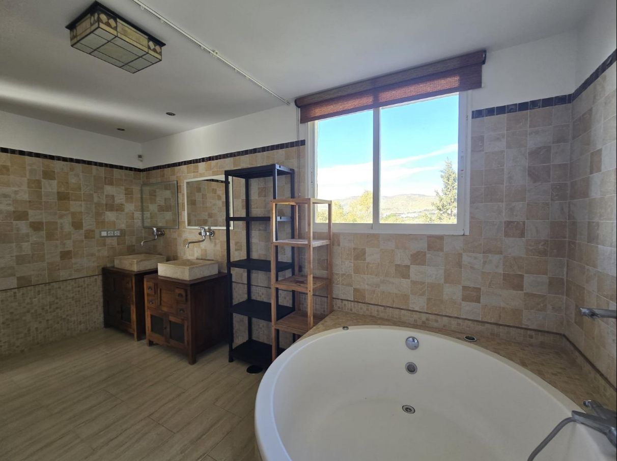 CHALET EN COVETA FUMA