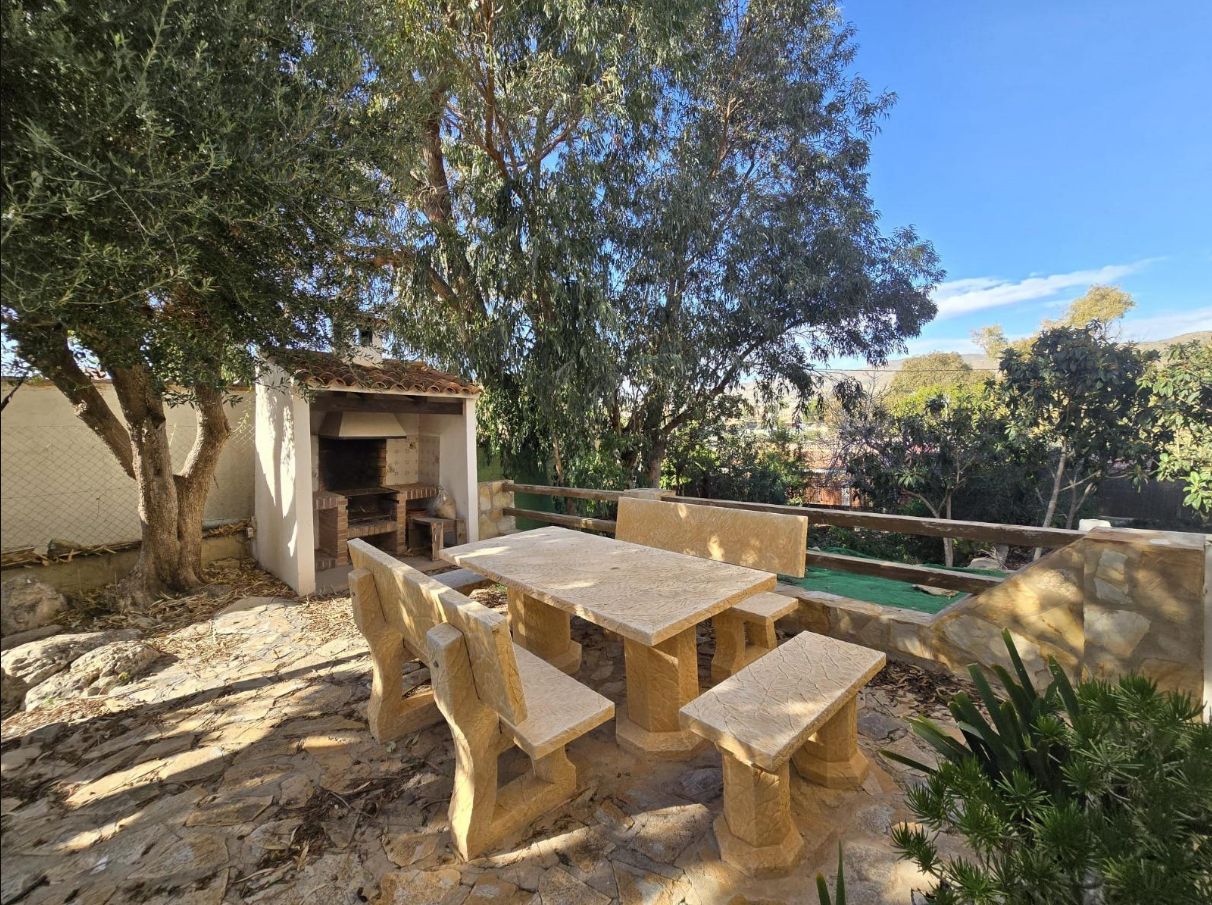 CHALET EN COVETA FUMA