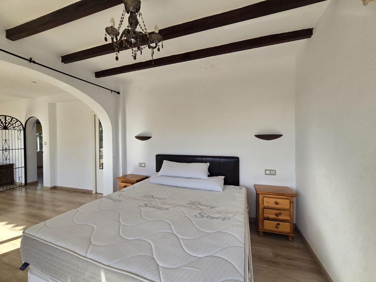 CHALET EN COVETA FUMA