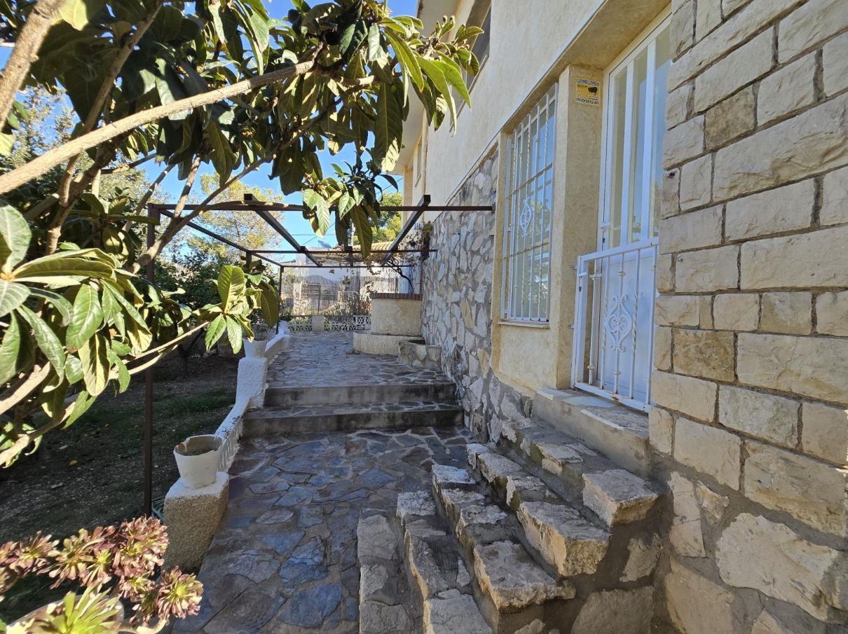 CHALET EN COVETA FUMA