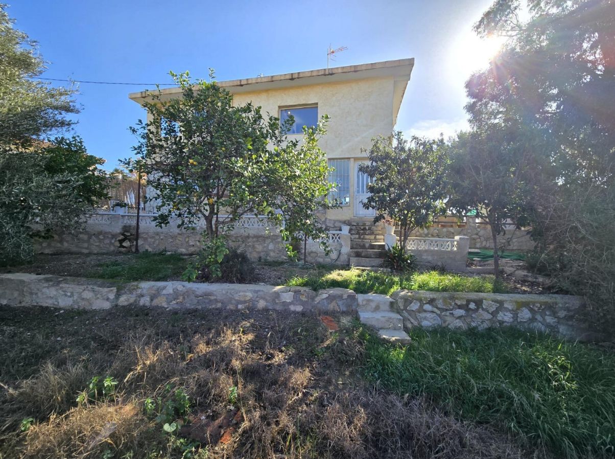 CHALET EN COVETA FUMA
