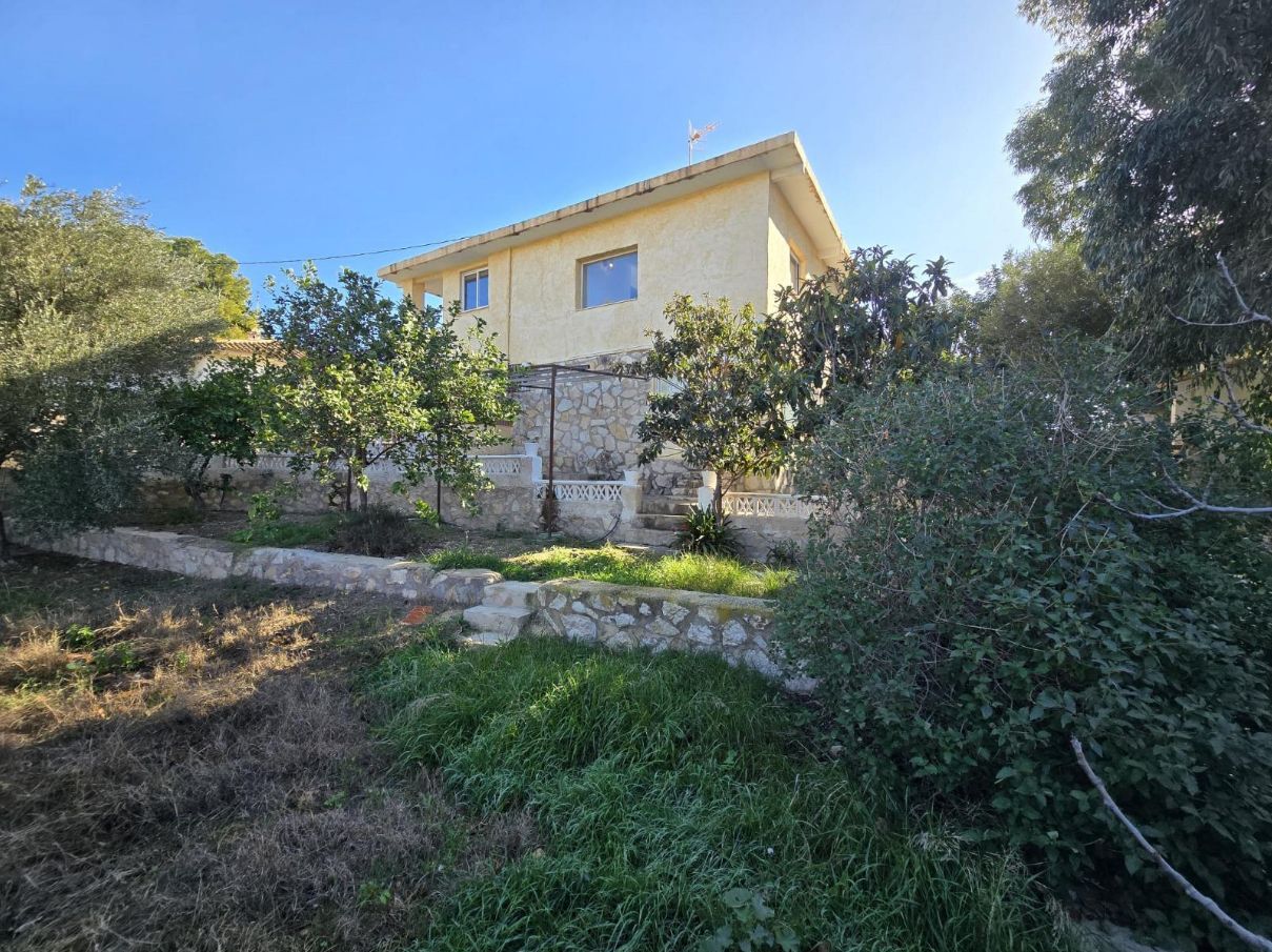 CHALET EN COVETA FUMA