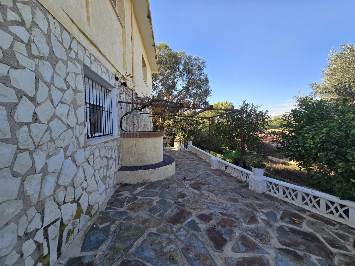 CHALET EN COVETA FUMA