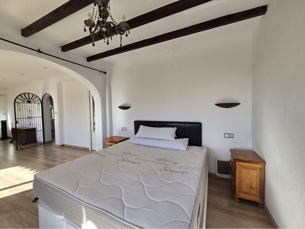 CHALET EN COVETA FUMA