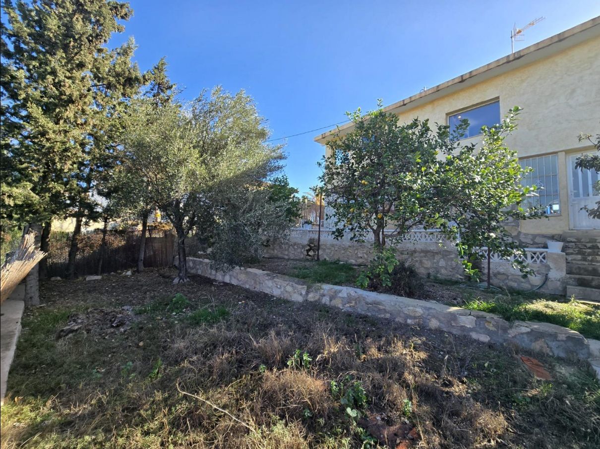 CHALET EN COVETA FUMA