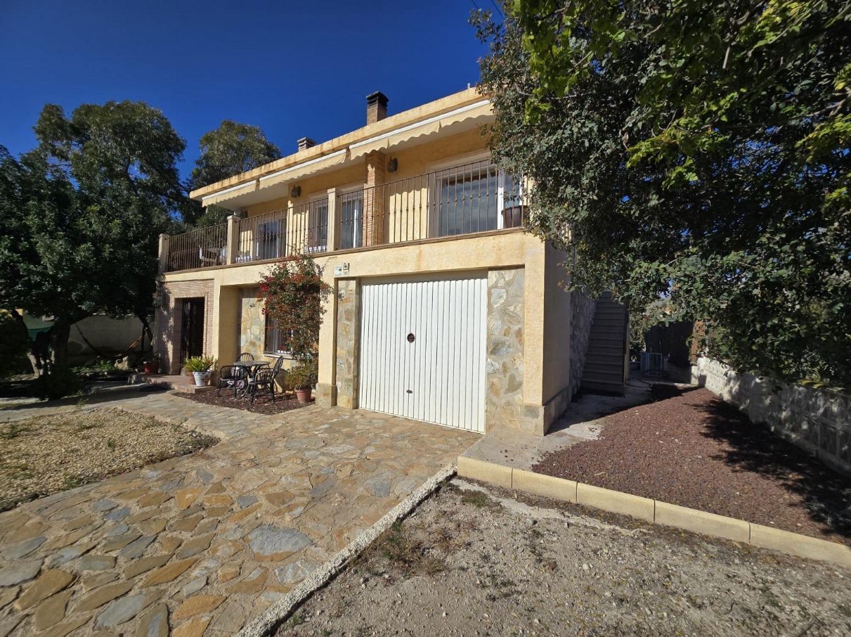 CHALET EN COVETA FUMA