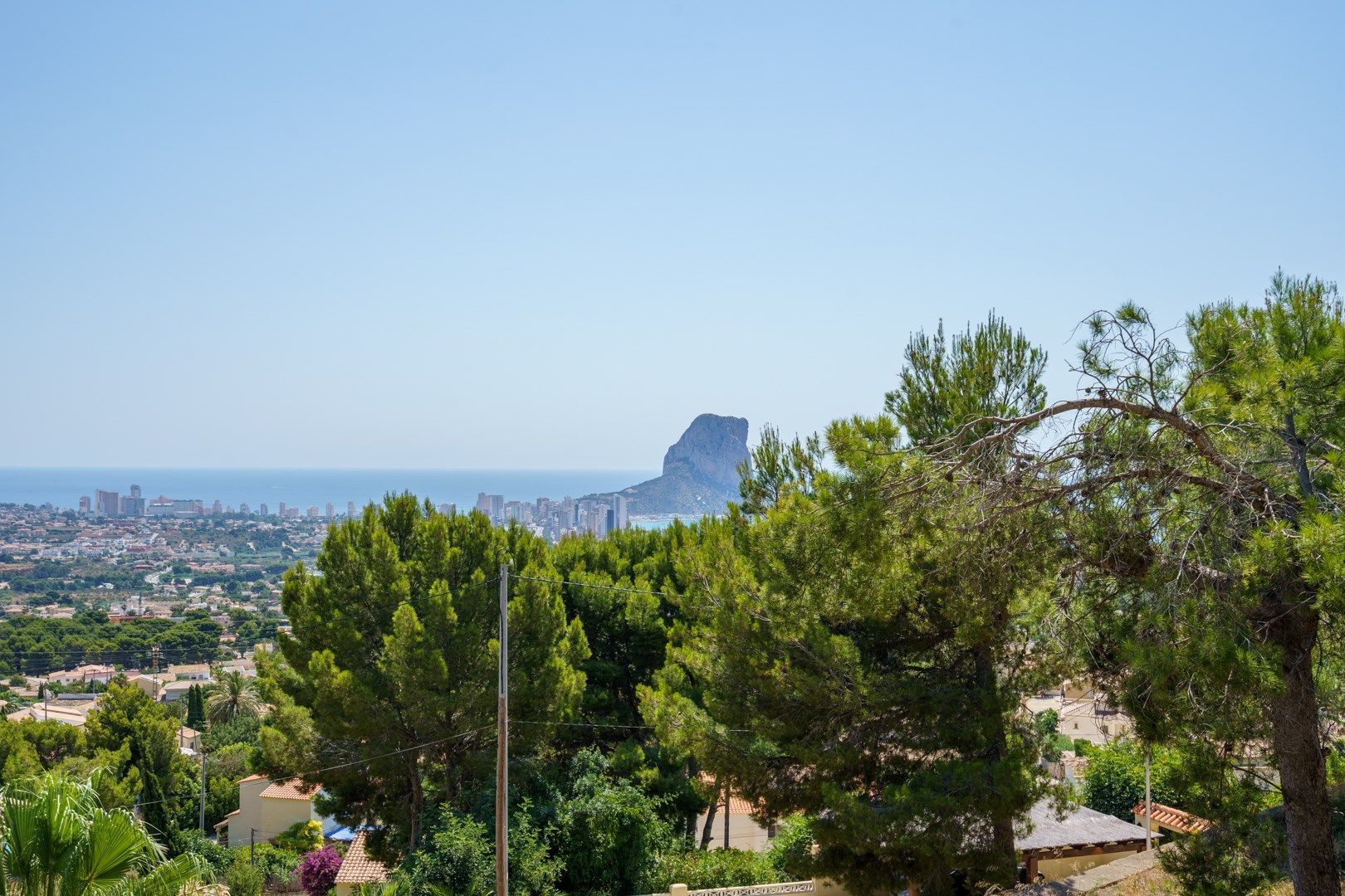 Chalet adosado con impresionantes vistas panorámicas al mar y a la majestuosa montaña del Peñón de Ifach.