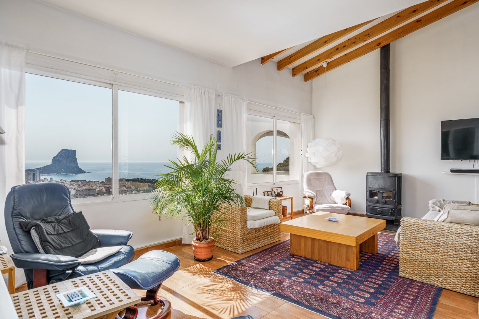 Chalet adosado con impresionantes vistas panorámicas al mar y a la majestuosa montaña del Peñón de Ifach.