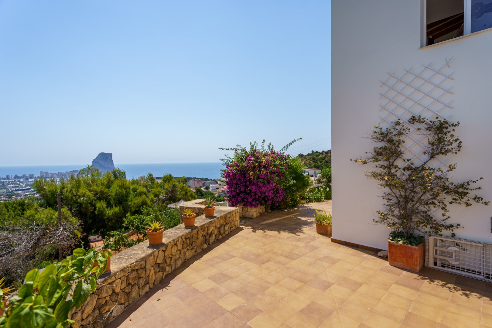 Chalet adosado con impresionantes vistas panorámicas al mar y a la majestuosa montaña del Peñón de Ifach.
