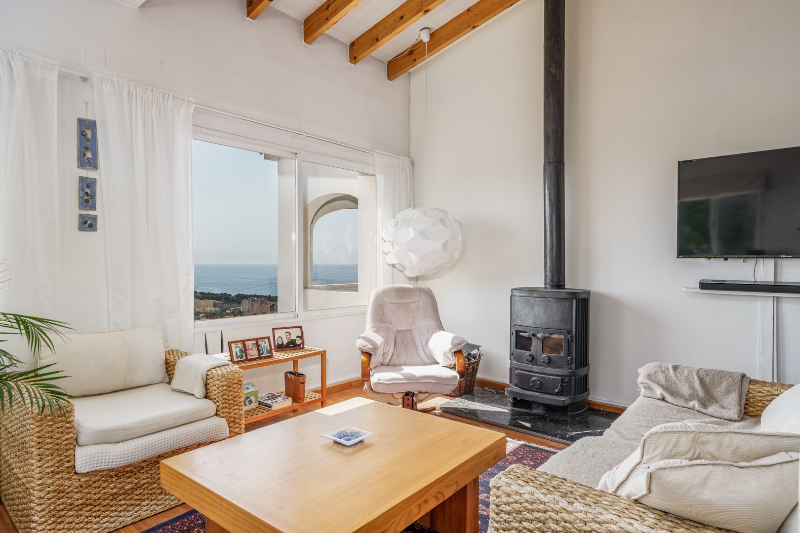 Chalet adosado con impresionantes vistas panorámicas al mar y a la majestuosa montaña del Peñón de Ifach.
