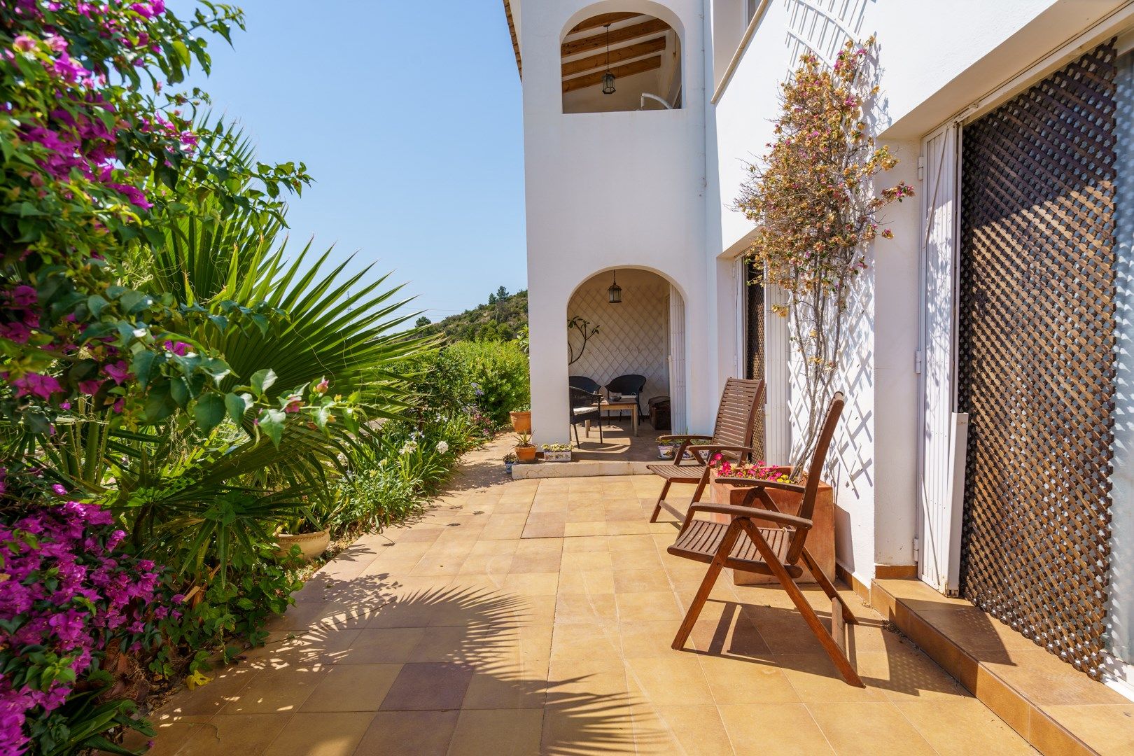Chalet adosado con impresionantes vistas panorámicas al mar y a la majestuosa montaña del Peñón de Ifach.
