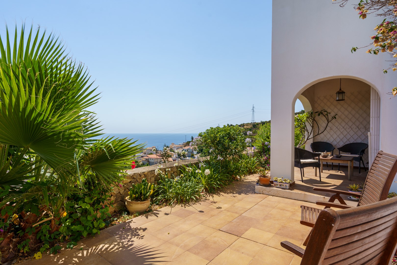 Chalet adosado con impresionantes vistas panorámicas al mar y a la majestuosa montaña del Peñón de Ifach.