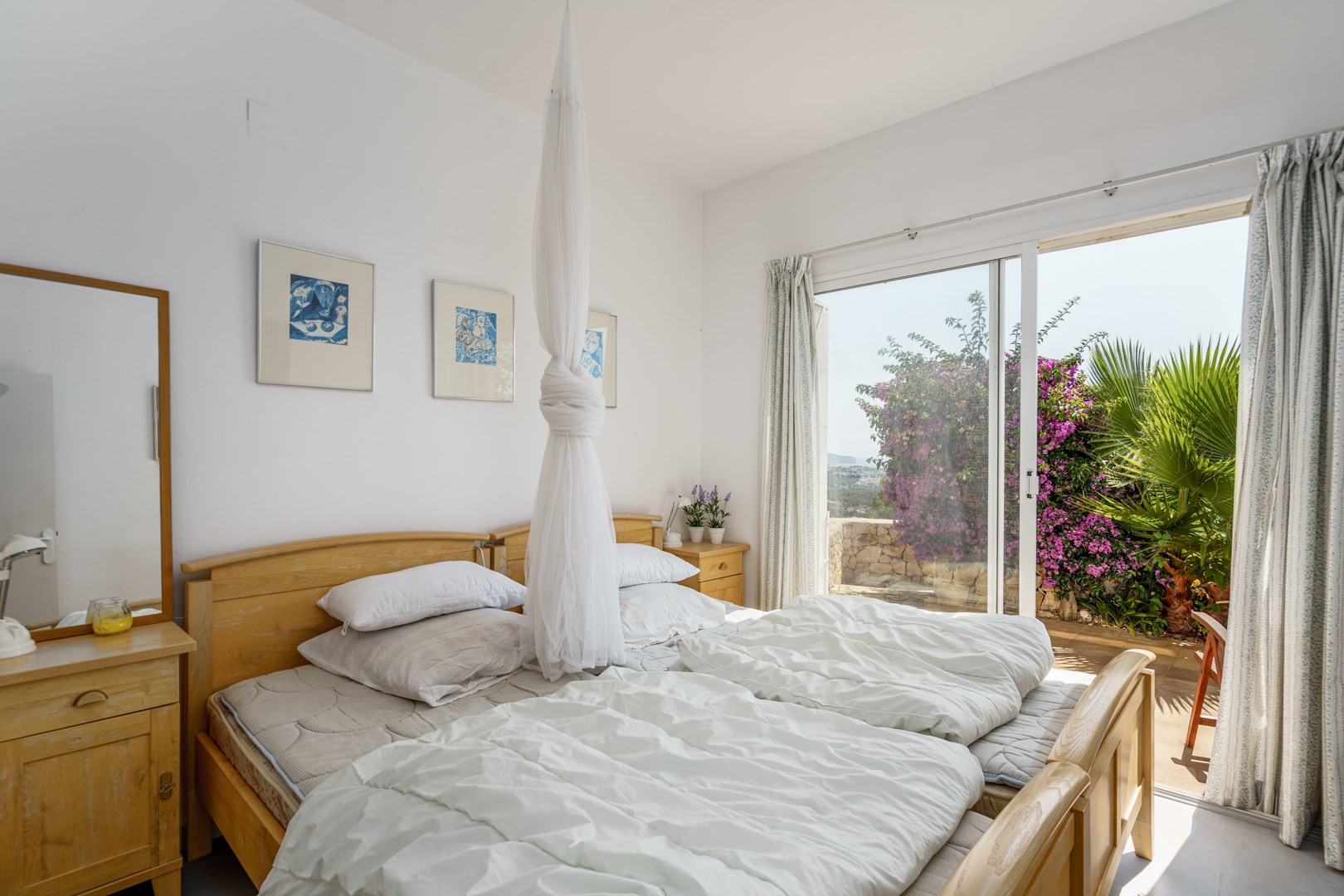 Chalet adosado con impresionantes vistas panorámicas al mar y a la majestuosa montaña del Peñón de Ifach.