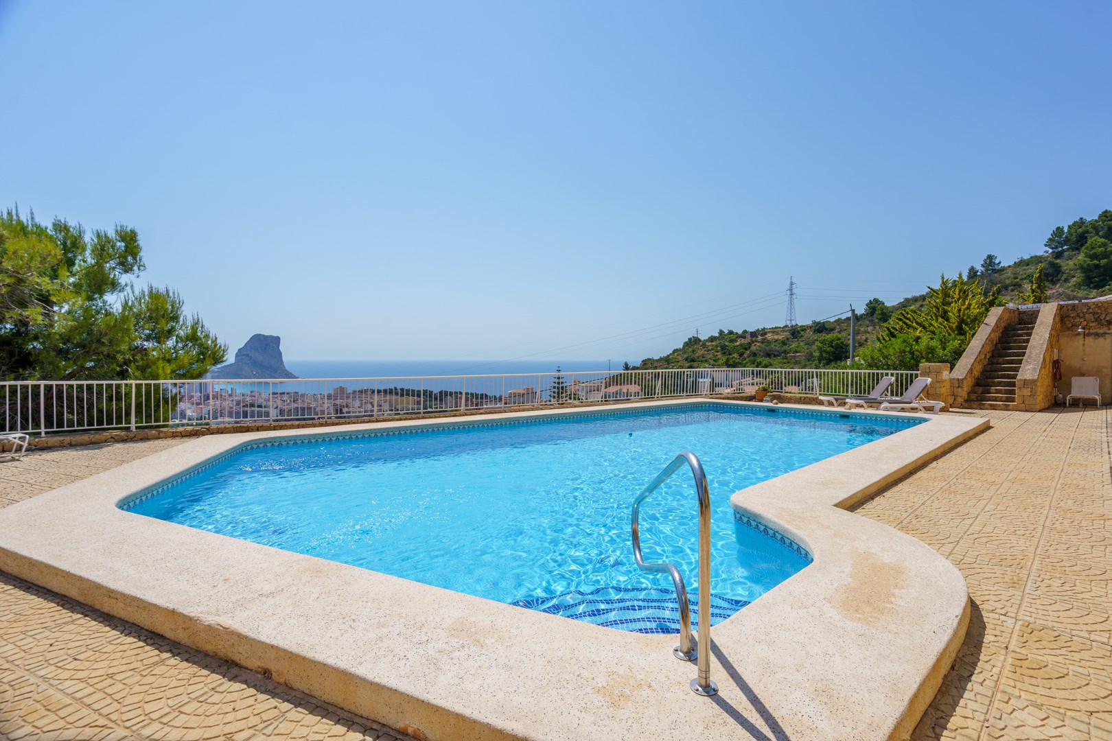 Chalet adosado con impresionantes vistas panorámicas al mar y a la majestuosa montaña del Peñón de Ifach.