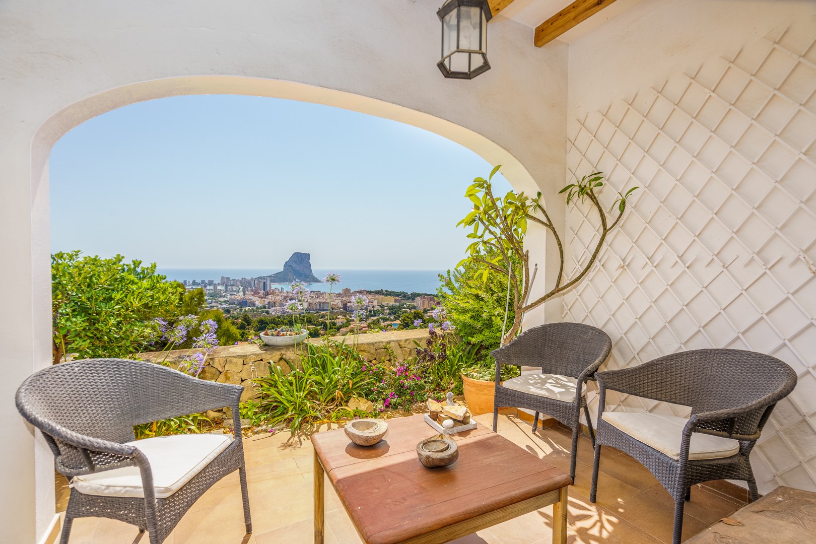 Chalet adosado con impresionantes vistas panorámicas al mar y a la majestuosa montaña del Peñón de Ifach.