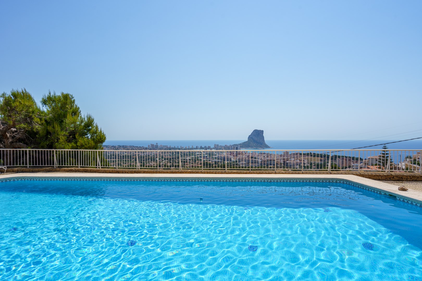Chalet adosado con impresionantes vistas panorámicas al mar y a la majestuosa montaña del Peñón de Ifach.