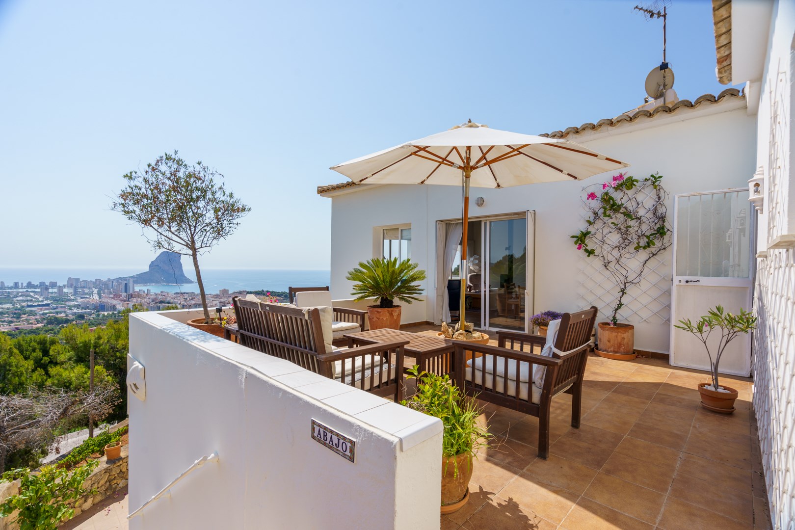 Chalet adosado con impresionantes vistas panorámicas al mar y a la majestuosa montaña del Peñón de Ifach.