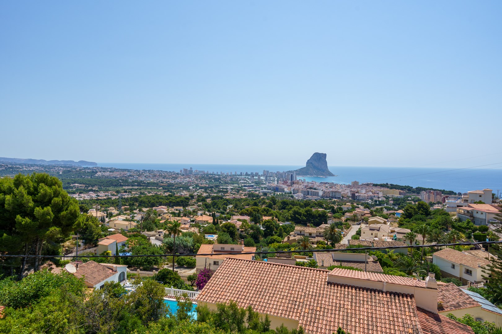 Chalet adosado con impresionantes vistas panorámicas al mar y a la majestuosa montaña del Peñón de Ifach.