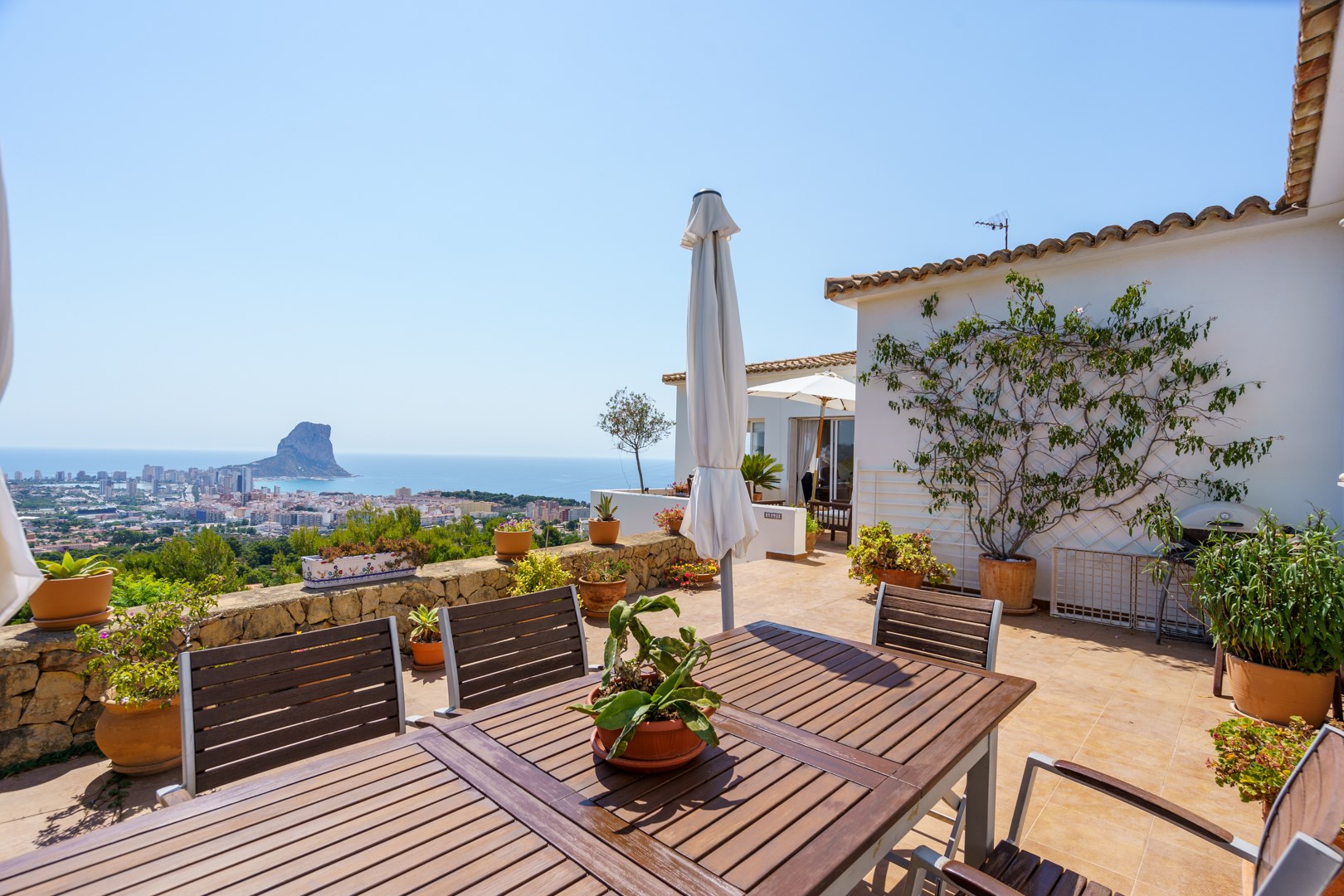 Chalet adosado con impresionantes vistas panorámicas al mar y a la majestuosa montaña del Peñón de Ifach.