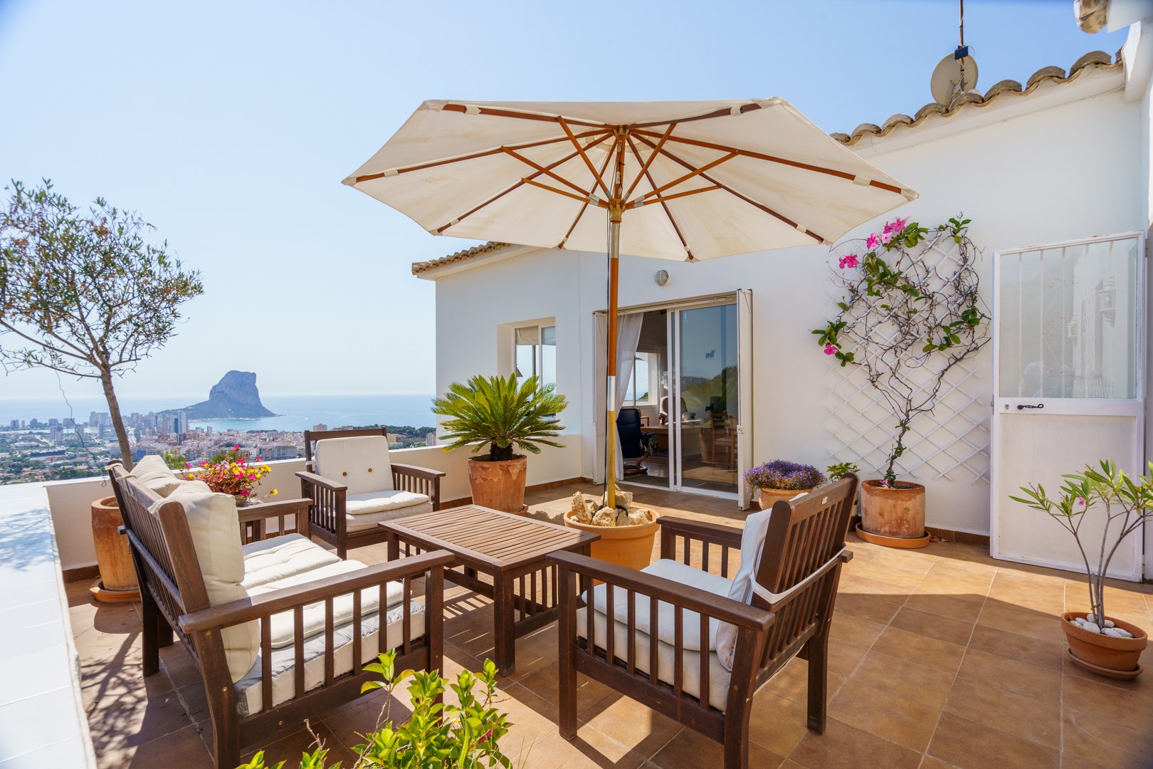 Chalet adosado con impresionantes vistas panorámicas al mar y a la majestuosa montaña del Peñón de Ifach.