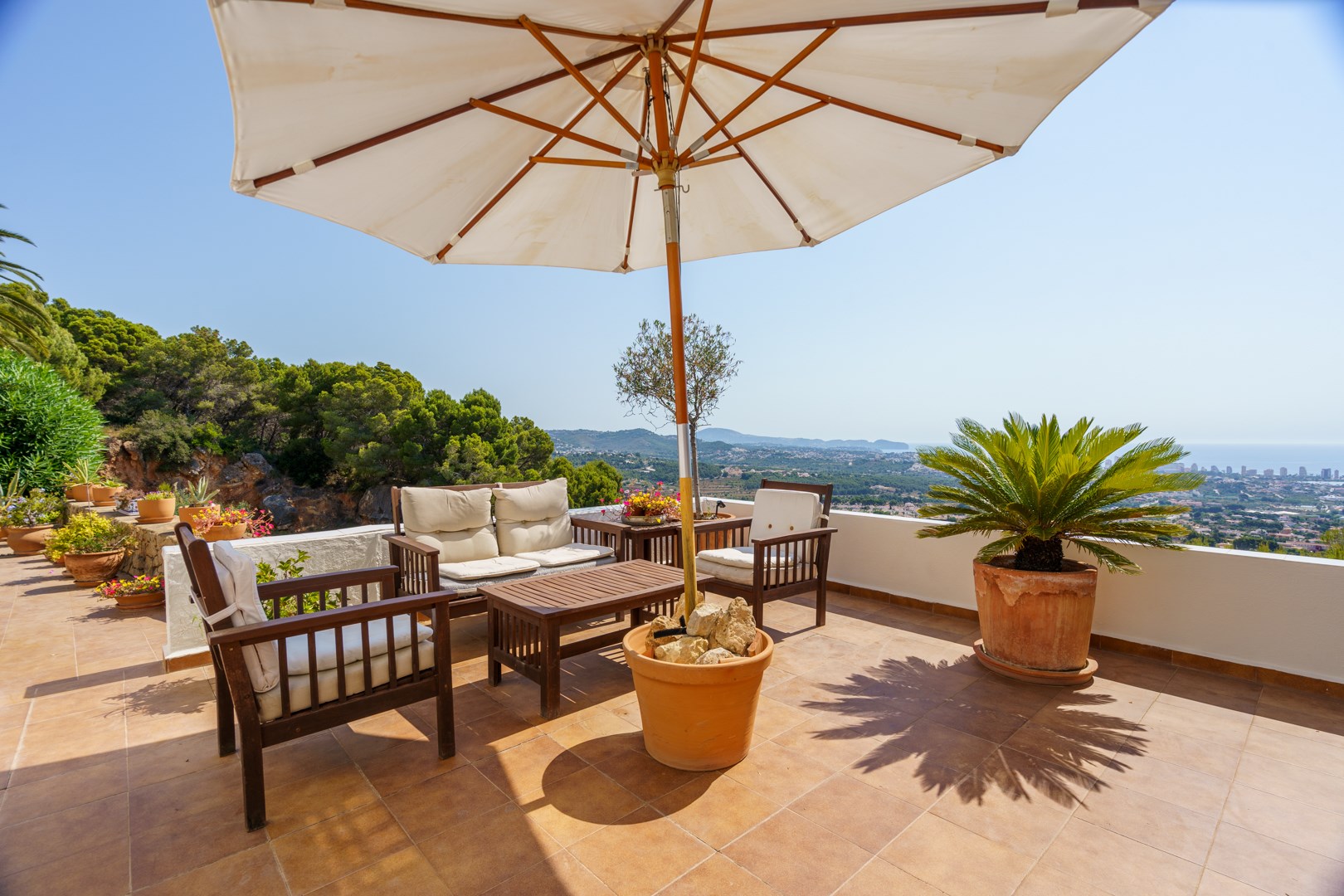 Chalet adosado con impresionantes vistas panorámicas al mar y a la majestuosa montaña del Peñón de Ifach.