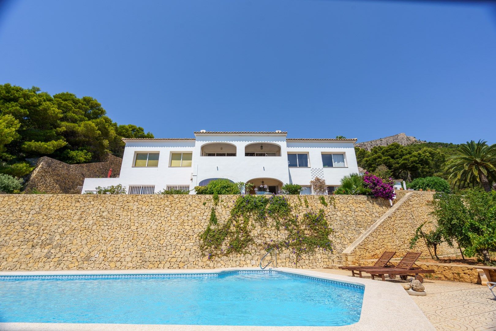 Chalet adosado con impresionantes vistas panorámicas al mar y a la majestuosa montaña del Peñón de Ifach.
