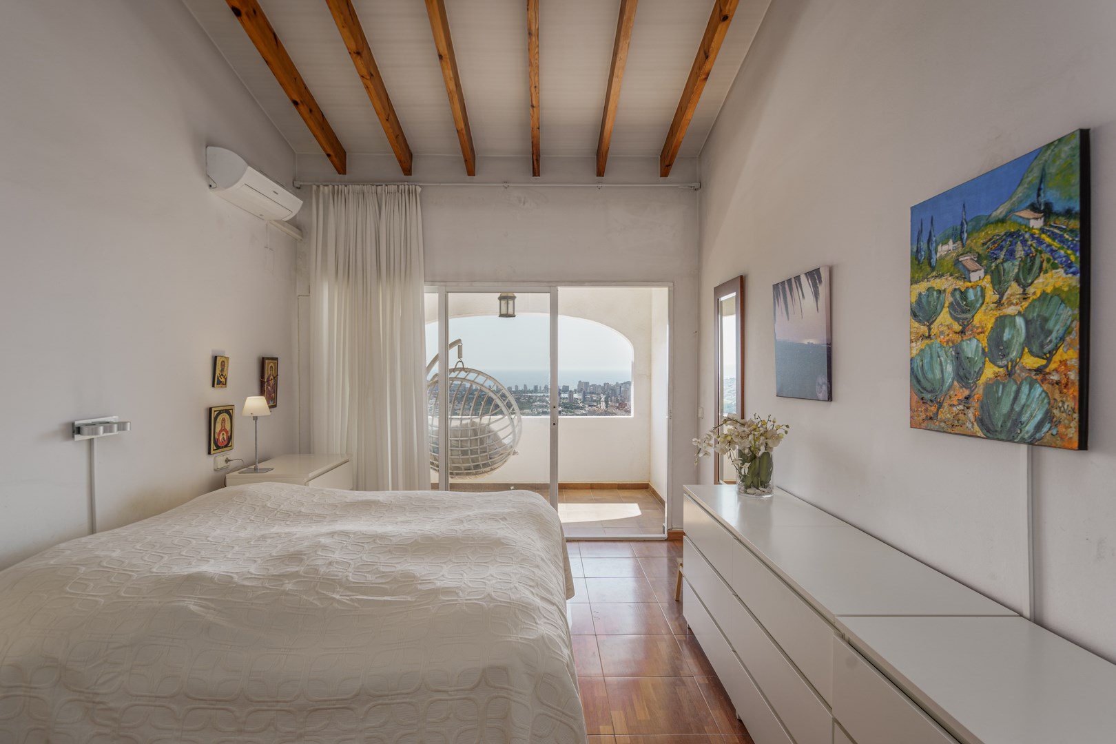 Chalet adosado con impresionantes vistas panorámicas al mar y a la majestuosa montaña del Peñón de Ifach.