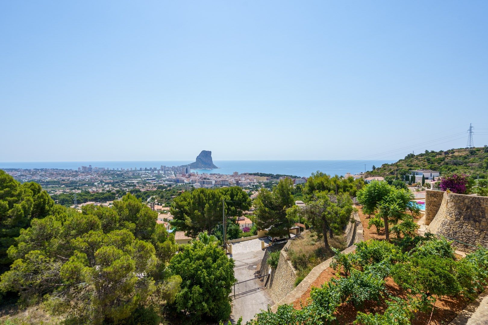 Chalet adosado con impresionantes vistas panorámicas al mar y a la majestuosa montaña del Peñón de Ifach.