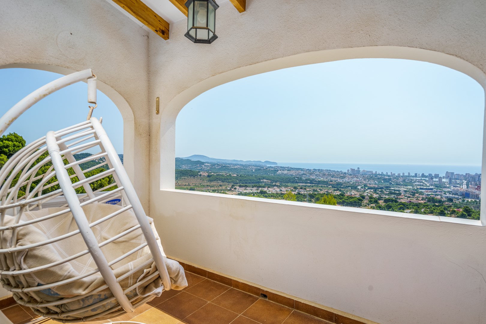 Chalet adosado con impresionantes vistas panorámicas al mar y a la majestuosa montaña del Peñón de Ifach.
