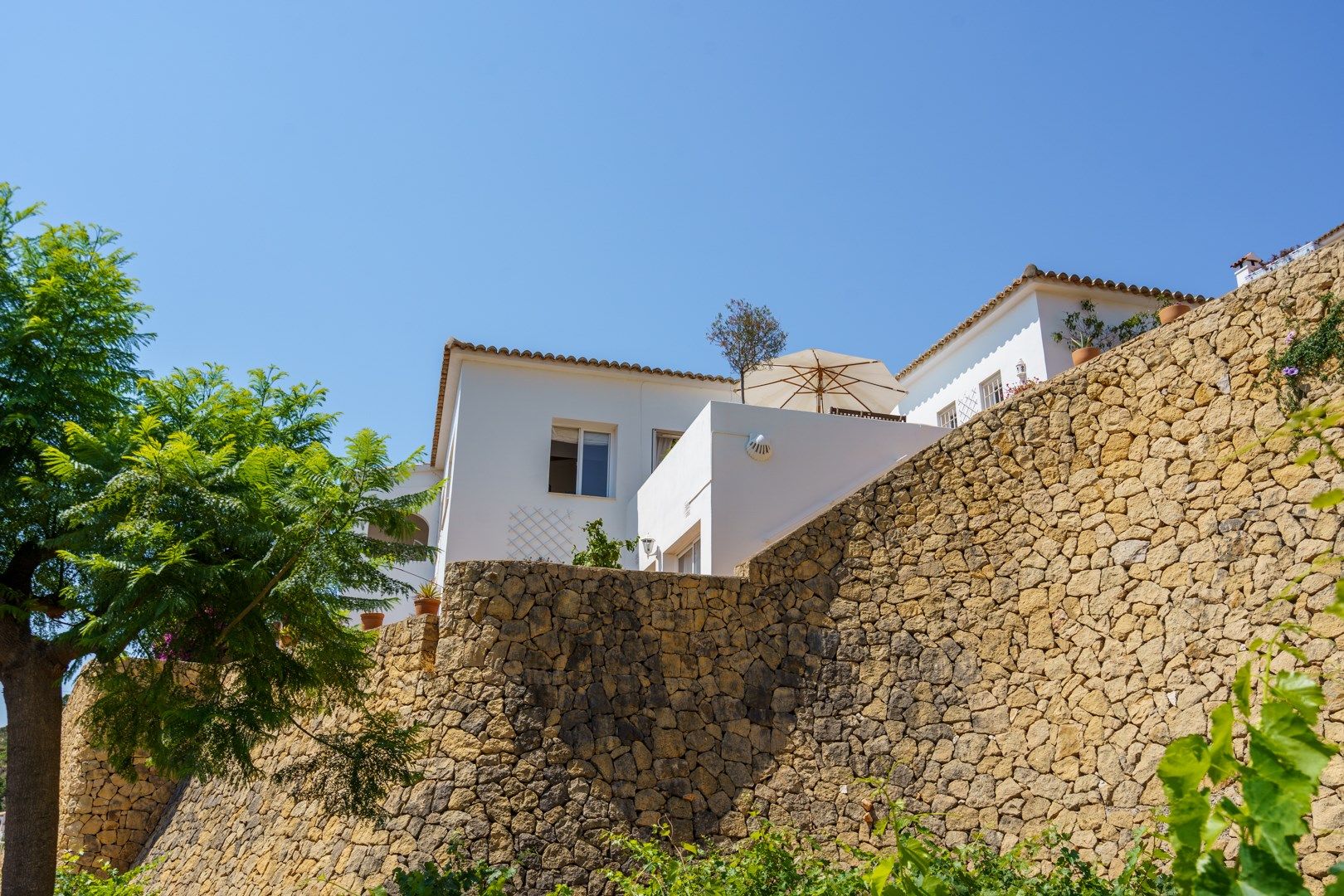 Chalet adosado con impresionantes vistas panorámicas al mar y a la majestuosa montaña del Peñón de Ifach.
