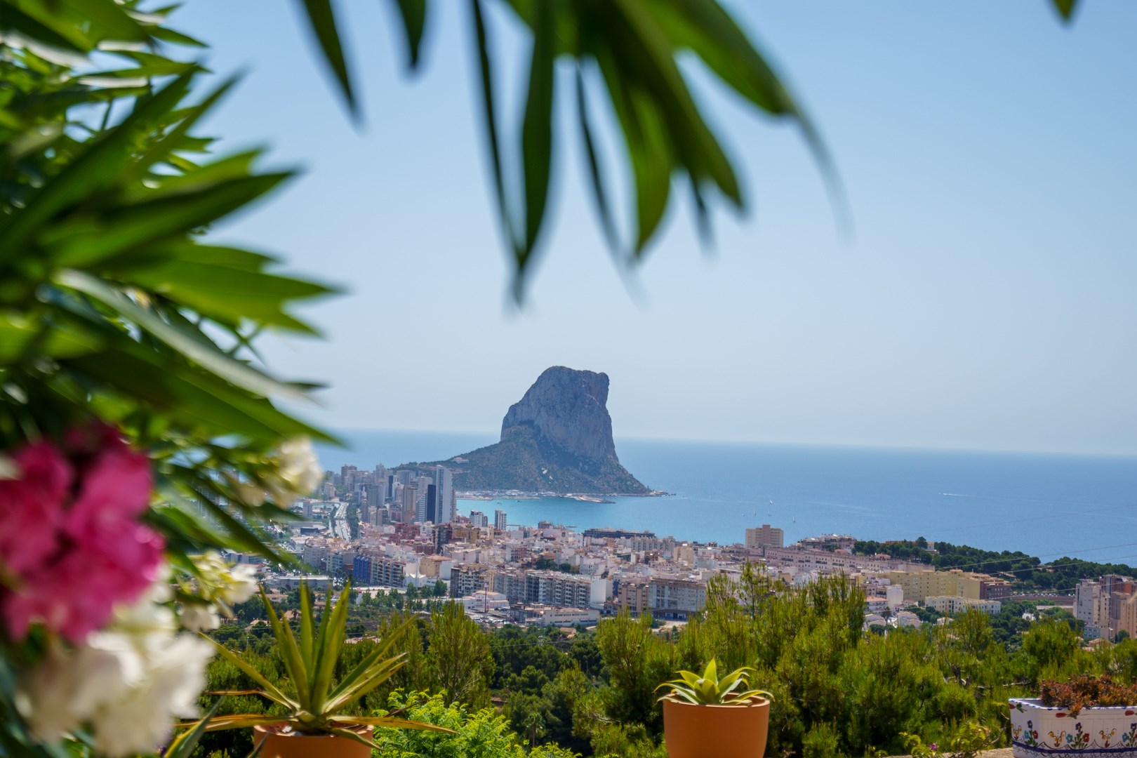 Chalet adosado con impresionantes vistas panorámicas al mar y a la majestuosa montaña del Peñón de Ifach.