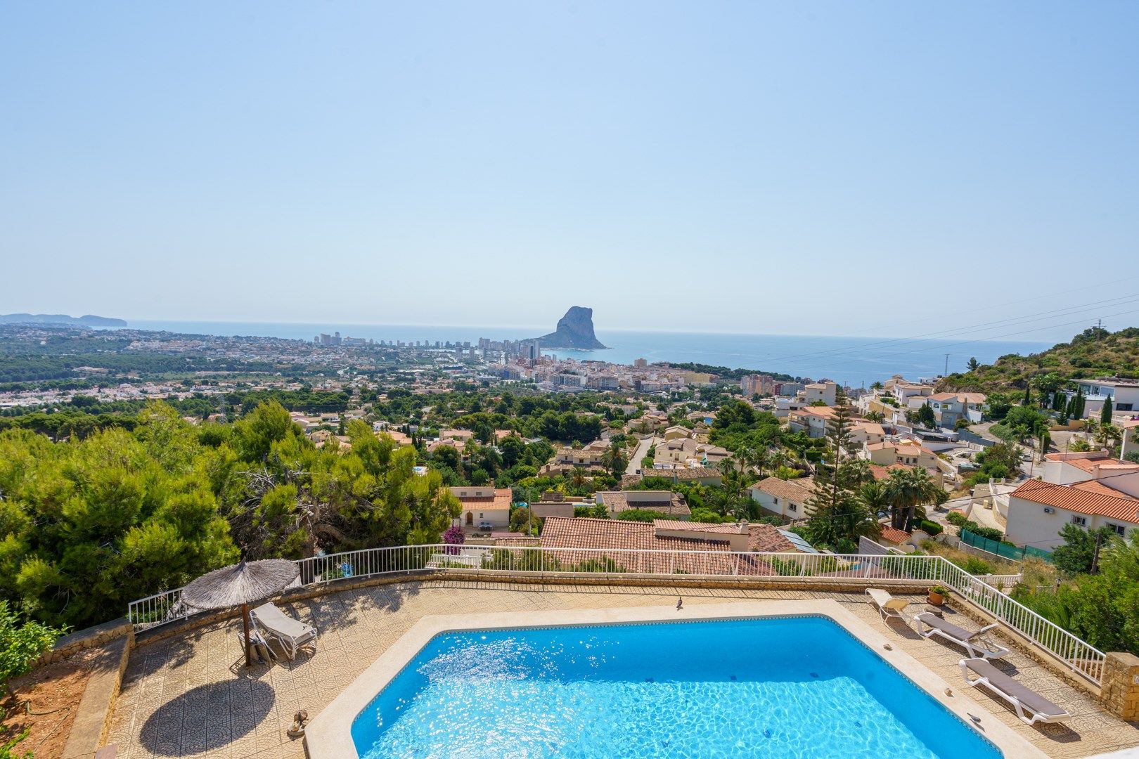 Chalet adosado con impresionantes vistas panorámicas al mar y a la majestuosa montaña del Peñón de Ifach.