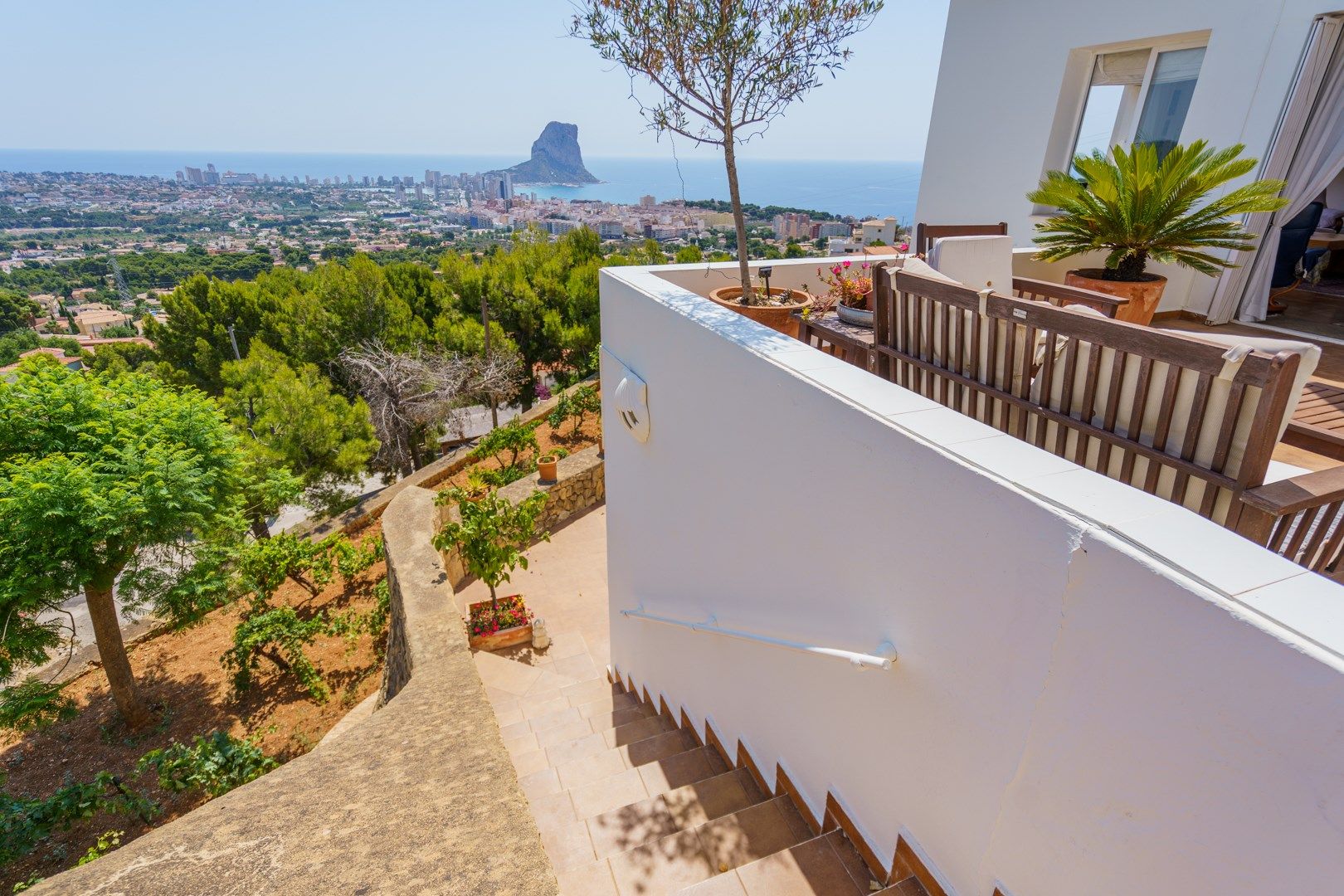 Chalet adosado con impresionantes vistas panorámicas al mar y a la majestuosa montaña del Peñón de Ifach.
