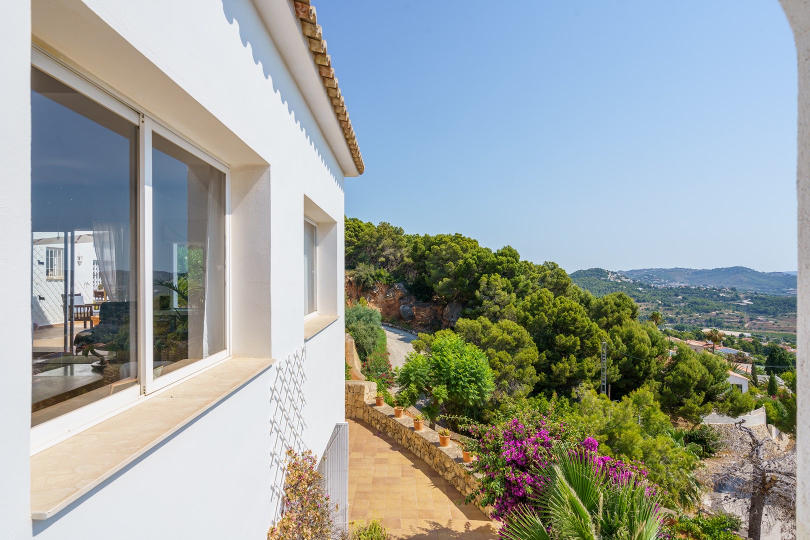 Chalet adosado con impresionantes vistas panorámicas al mar y a la majestuosa montaña del Peñón de Ifach.