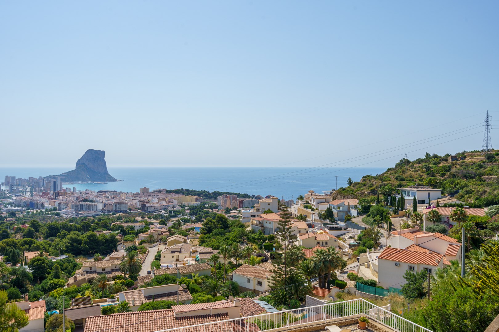 Chalet adosado con impresionantes vistas panorámicas al mar y a la majestuosa montaña del Peñón de Ifach.