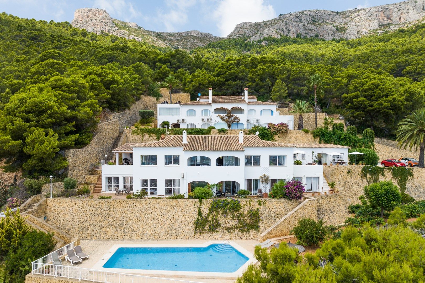 Chalet adosado con impresionantes vistas panorámicas al mar y a la majestuosa montaña del Peñón de Ifach.